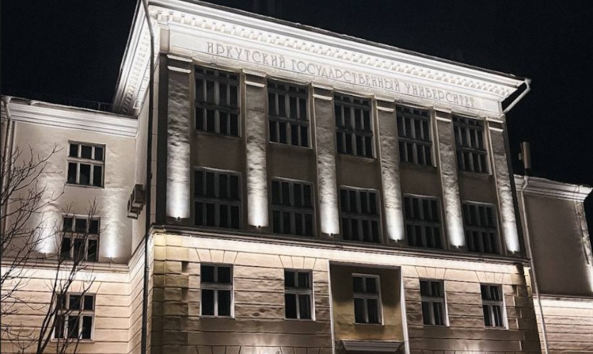 Архитектурная подсветка украсила главный корпус Иркутского госуниверситета