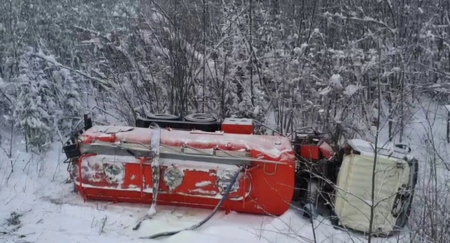 Бензовоз перевернулся на лесной дороге в Бодайбинском районе