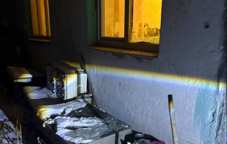 Житель Куйтуна разбил топором окно в доме пенсионерки и требовал денег