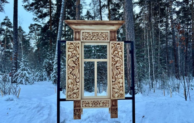 Новую фотозону в виде окна в память о затопленных деревнях открыли в Братске