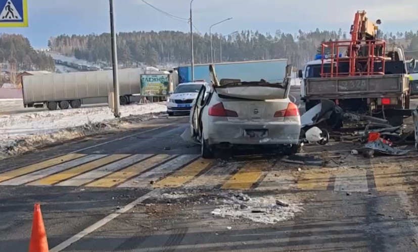 «Ниссан» врезался в грузовик на трассе «Сибирь» в Тулунском районе