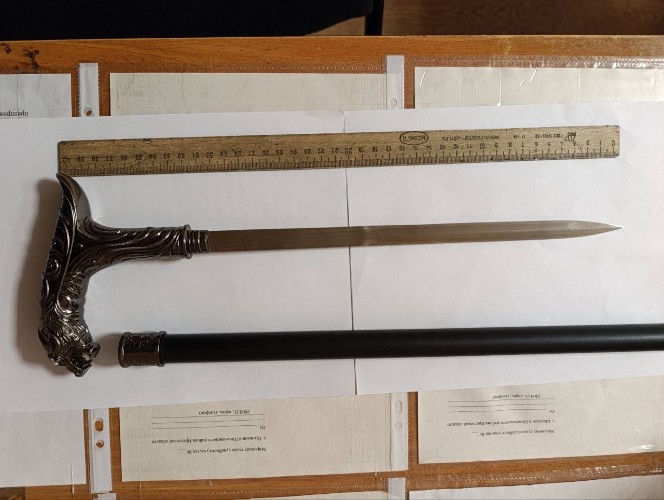 Холодное оружие попытался пронести в зал суда житель Шелехова