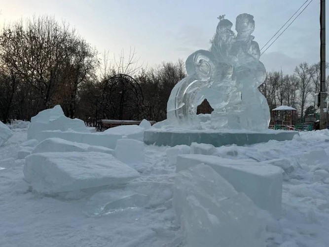 Вандалы разрушили новогодние скульптуры в одном из парков Ангарска