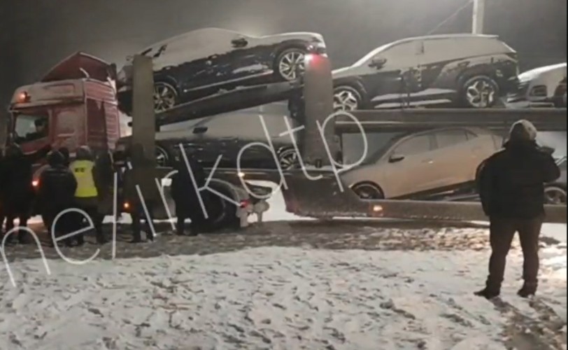 Транспортный коллапс на Култукском тракте: поперёк дороги развернуло автовоз