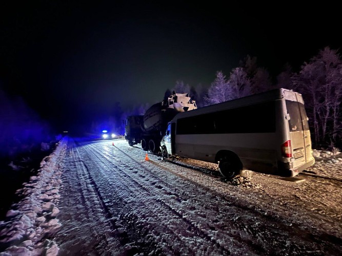 10 человек пострадали в ночном ДТП с микроавтобусом под Нижнеудинском