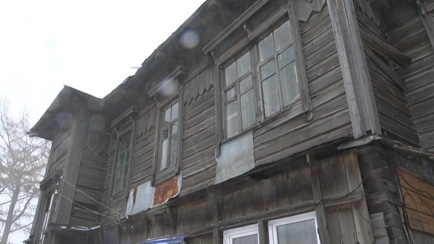 Добиться переселения из опасного жилья не может семья из пяти человек в Иркутске