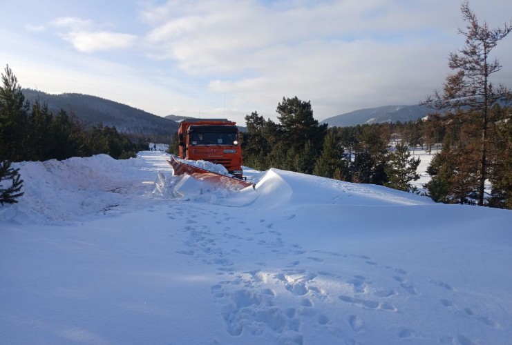 С последствиями ураганного ветра борются дорожные службы на Ольхоне