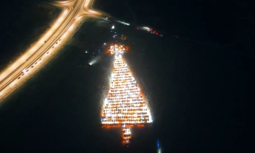 Гигантскую ёлку составили из 500 автомобилей в Красноярске