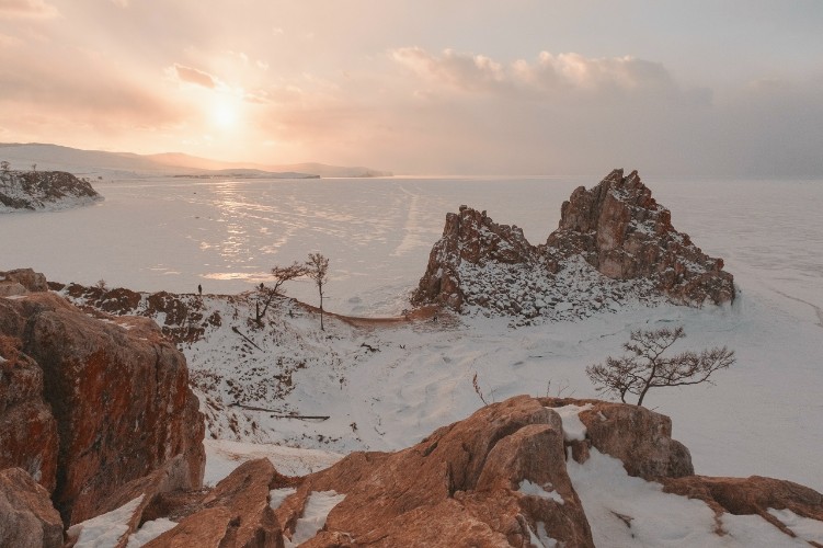 Похоронный кортеж двое суток пробивался к селу на Байкале