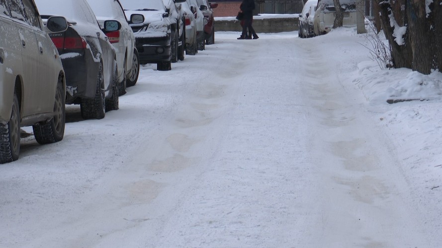 Снежные колеи и накаты делают небезопасными дороги Иркутска