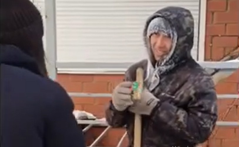 Новогоднюю премию своему дворнику собрали жители в Иркутске