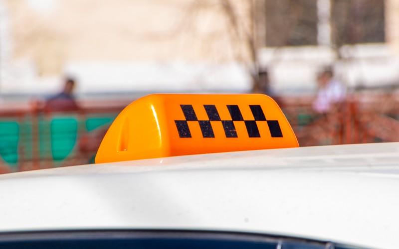 Пьяные пассажиры избили таксистку и повредили машину в Усть-Илимске