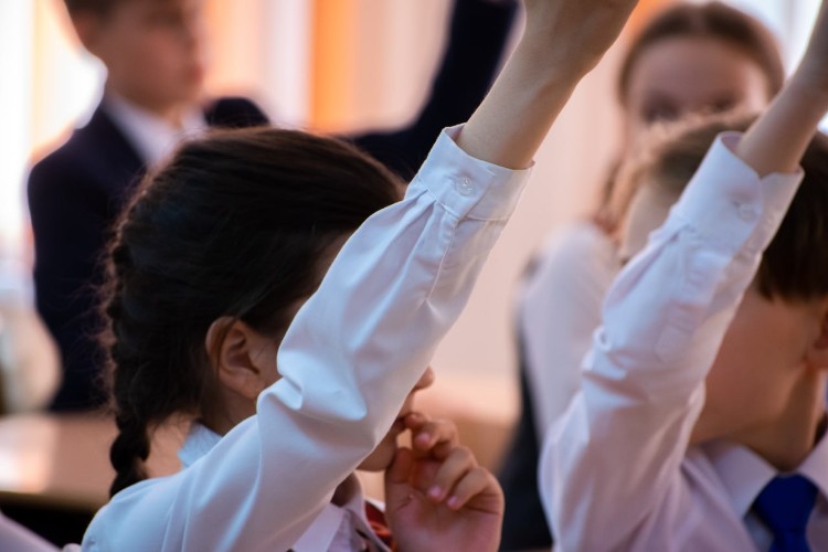 300 талантливых школьников получили стипендии мэра Иркутска