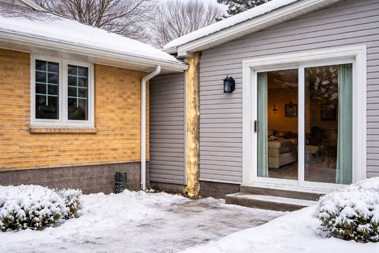 Часто в этих местах идут водопроводные трубы, и одна неутеплённая щель может оставить вас без воды на всю зиму