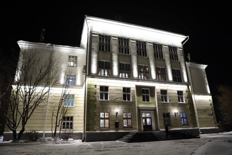 Архитектурную подсветку зажгли на историческом здании в центре Иркутска