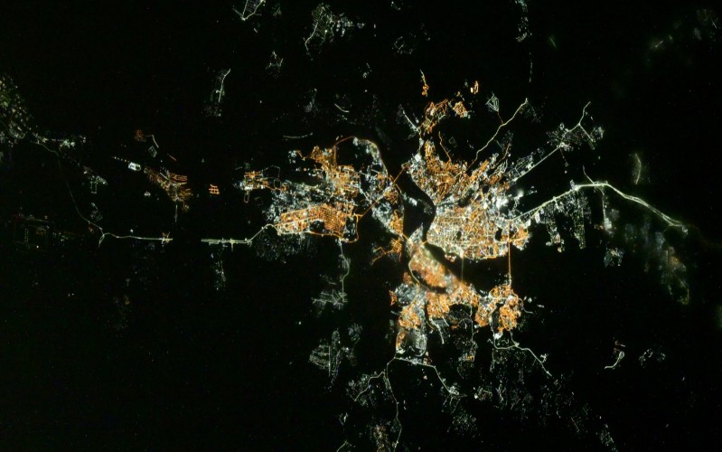 Фото ночного Иркутска сделал с орбиты МКС космонавт Сергей Микаев