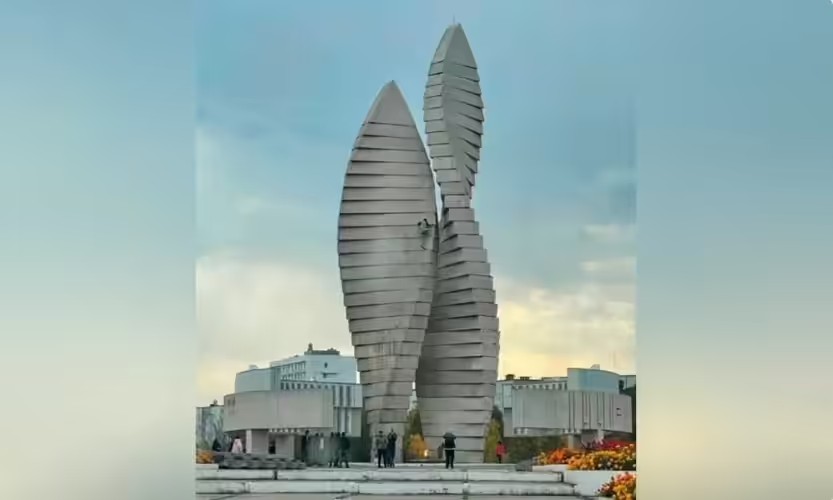 Забравшегося на Мемориал Славы в Братске мигранта будут судить