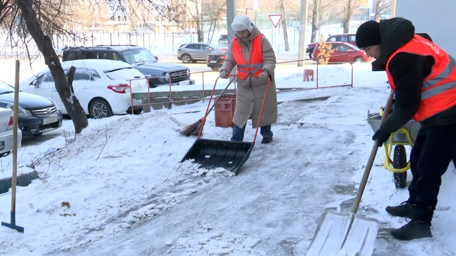 Очистить от снега иркутский двор попробовала корреспондент НТС