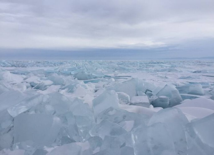 Снегоход с водителем и пассажиром провалился в полынью на льду Ангары под Иркутском