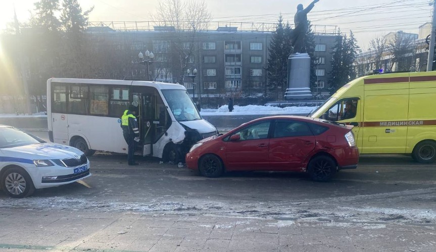 Пассажир маршрутки пострадал в ДТП в центре Иркутска