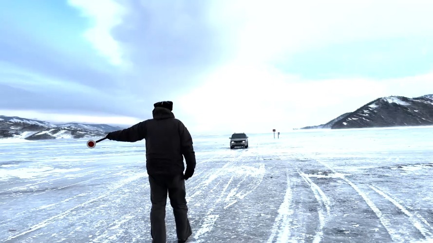 Инспекторы нацпарка штрафуют выехавших на лёд Байкала автомобилистов