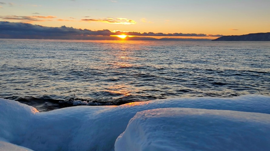 Медленно, но верно идёт ледостав на Байкале