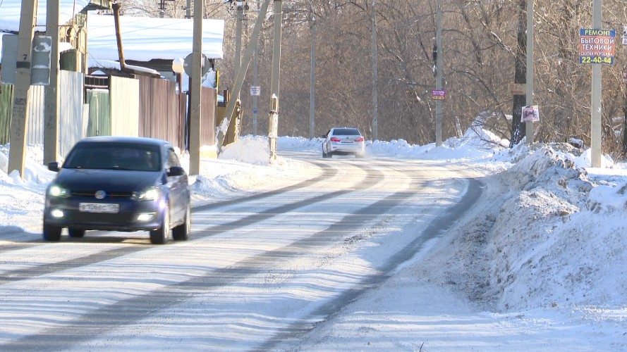 Через сугробы пробираются до работы жители улицы Карпинской в Иркутске