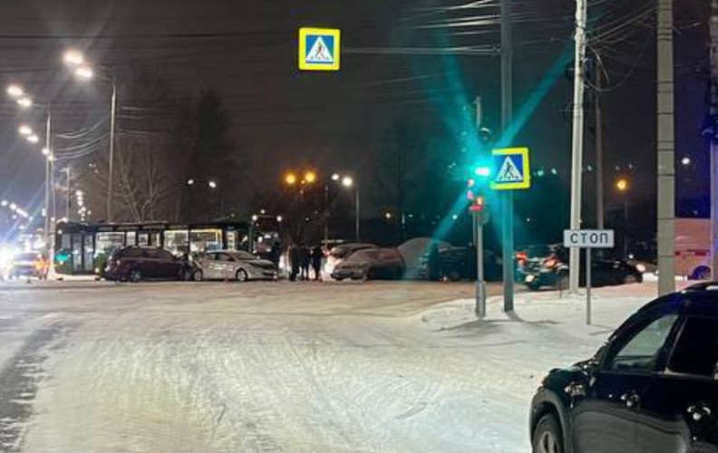 Массовое ДТП с участием шести машин и автобуса  произошло в Иркутске