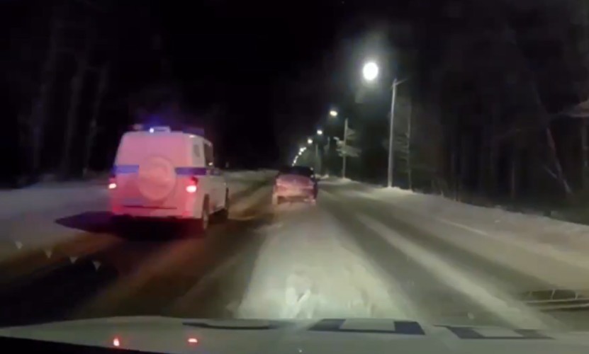 Пассажир не хотел платить  и под угрозой ножа отобрал машину у таксиста в Усолье