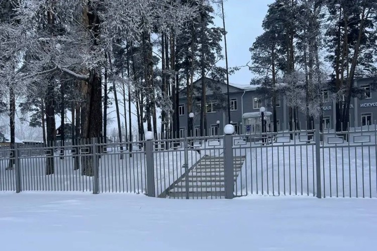 Территорию школы искусств в Киренске благоустроили после капремонта здания