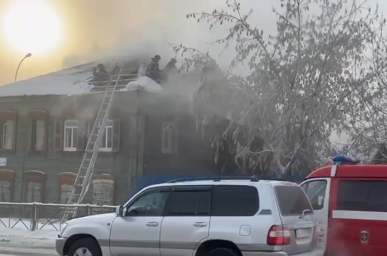 Деревянный двухэтажный дом тушат в центре Иркутска