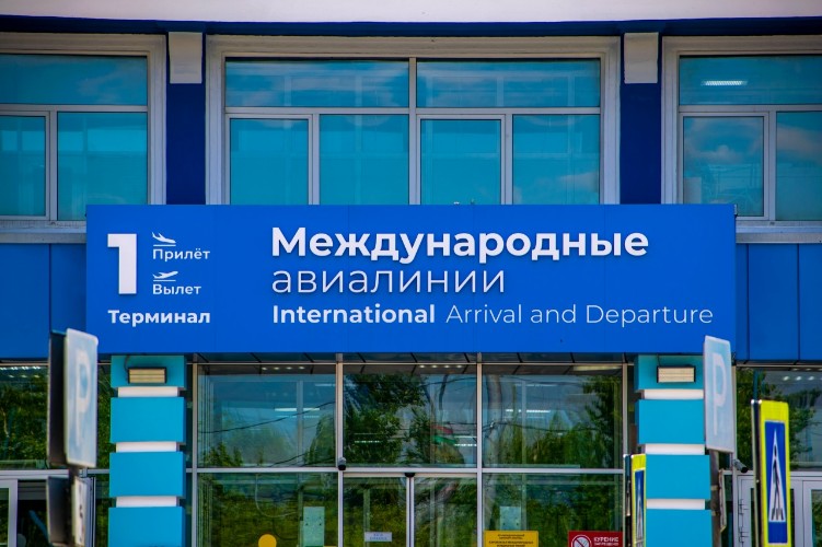 Три пассажира не смогли улететь из Иркутска из-за неадекватного поведения