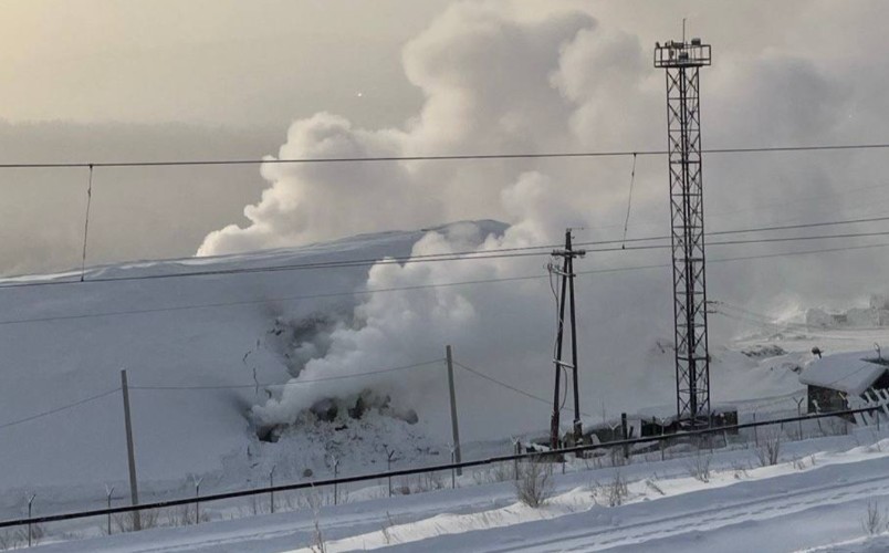 Склад опилок тушат возле «Мостоотряда» в Усть-Куте
