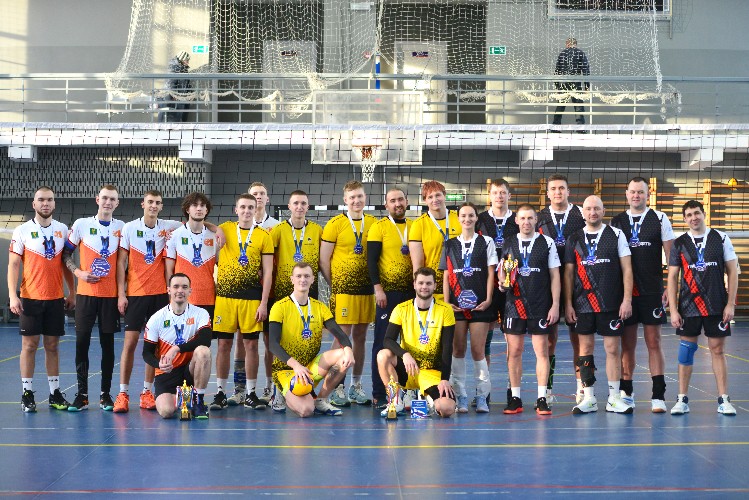 Четыре сборные боролись за звание сильнейшей на городском турнире по волейболу в Ангарске