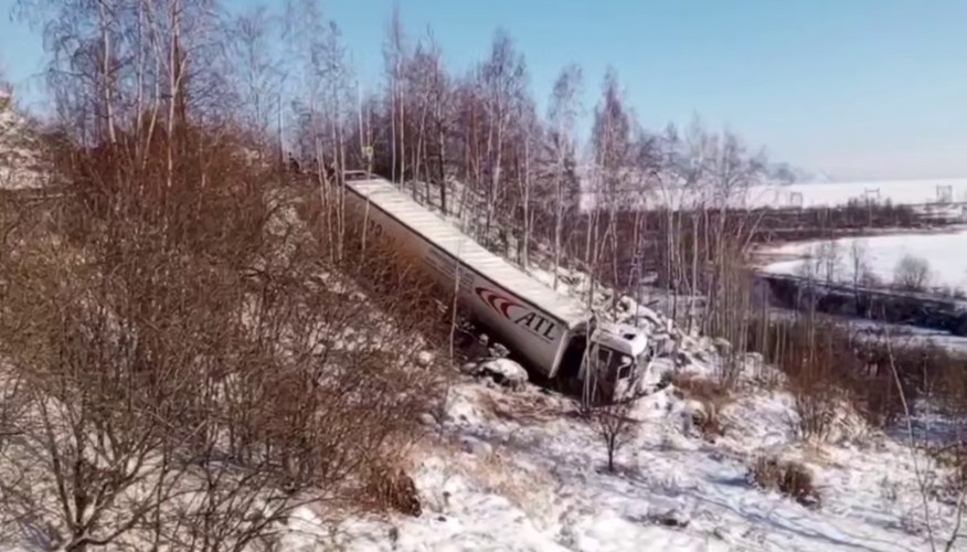 Фура съехала в кювет на трассе «Байкал» в Слюдянском районе
