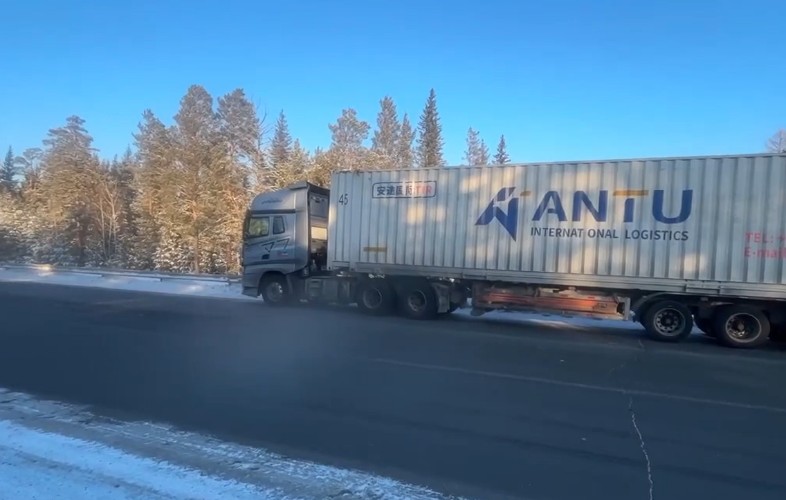Не знавший русского языка дальнобойщик из Китая чуть не замёрз в Нижнеилимском районе