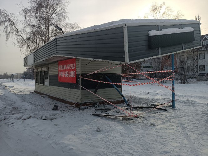 «Хонда» на скорости въехала в остановку общественного транспорта в Усолье-Сибирском