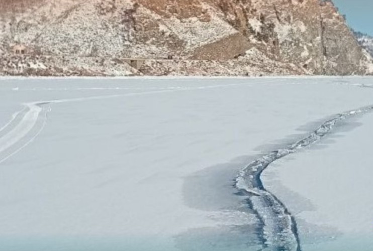 Трещину во льду длиной 10 км обнаружили на Байкале