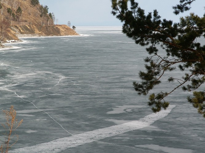 Автомобиль провалился под лёд на Байкале в районе залива Бирхин