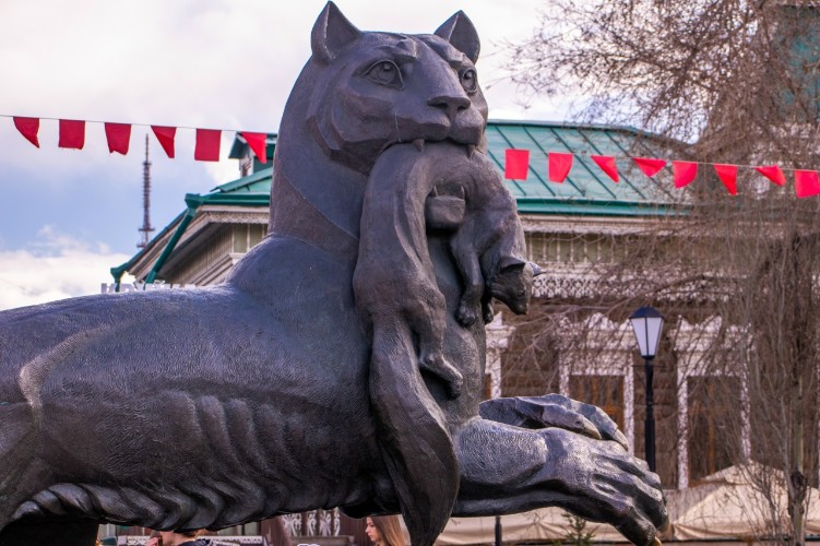 Иркутск преображается: в 130-м квартале появились новые скамейки и урны