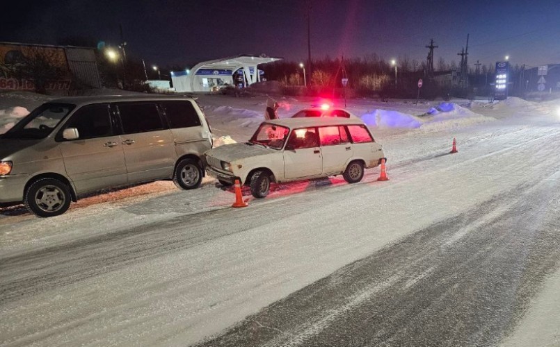 В Братске автомобиль сбил пенсионерку и врезался в припаркованный минивэн