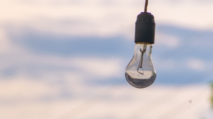 Энергетики восстанавливают электроснабжение в Октябрьском районе Иркутска