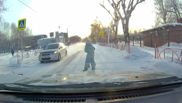 В Усолье-Сибирском оштрафовали водителя, который едва не сбил детей на зебре