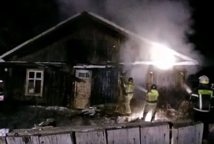 Уснувшая с сигаретой женщина погибла при пожаре в Усть-Уде