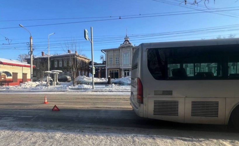 Автобус сбил женщину на пешеходном переходе в Иркутске