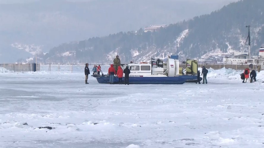 Лёд на Байкале покрылся сетью трещин