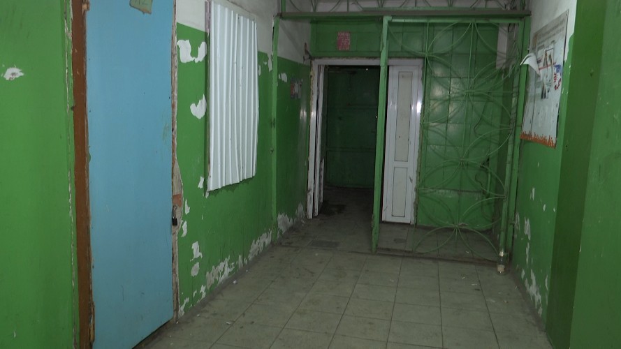 Подъезд общежития на ул. Ленской в Иркутске топит зловонными стоками