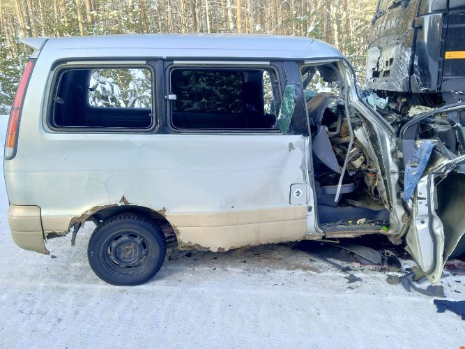 Водитель минивэна погиб при столкновении с фурой на трассе Тайшет – Чуна – Братск