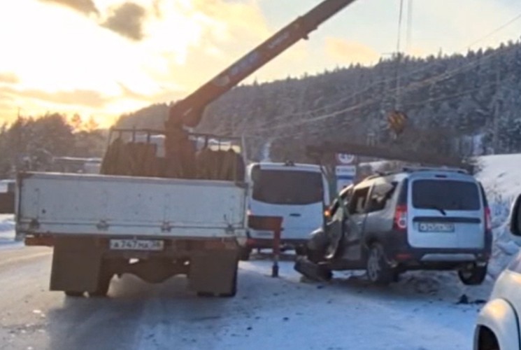 Трое детей и двое взрослых пострадали в лобовом столкновении в Усть-Куте