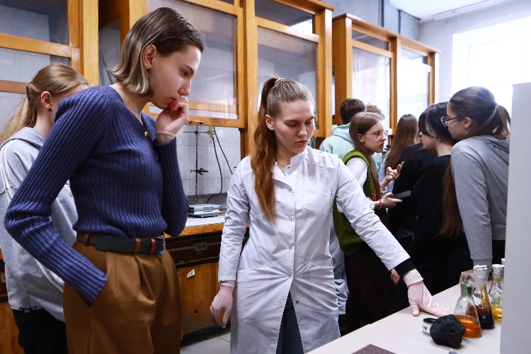 Мастер-класс в химической лаборатории организовали для старшеклассников в Иркутске
